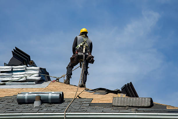 Professional Roofing technician working in Itasca, TX